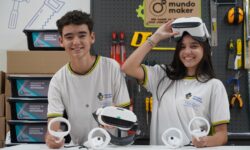 Governo de Goiás entrega kits de óculos de realidade virtual para 104 escolas