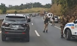 Suspeito de tráfico morre após confronto com a Polícia Militar na BR-050 entre Araguari e Uberlândia Suspeito de tráfico morre após confronto com a Polícia Militar na BR-050 entre Araguari e Uberlândia