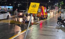 Motociclista fica ferido após bater em placa de sinalização na Avenida João Neves Vieira, em Catalão