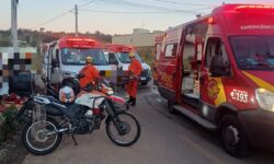 Motocicleta colide contra muro de residência e deixa mulher e duas crianças feridas em Caldas Novas Motocicleta colide contra muro de residência e deixa mulher e duas crianças feridas em Caldas Novas