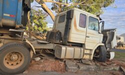 Carreta desgovernada atinge árvore e evita tragédia no bairro Eldorado, em Catalão Carreta desgovernada atinge árvore e evita tragédia no bairro Eldorado, em Catalão