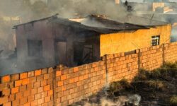 Incêndio atinge residência e mobiliza Corpo de Bombeiros em Araguari Incêndio atinge residência e mobiliza Corpo de Bombeiros em Araguari