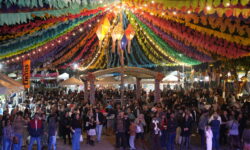 Arraiá da Prefeitura começa com grande público, mais de 120 barracas e show da banda Garotos 100%