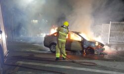 Veículo é destruído por incêndio durante a madrugada na Vila Chaud, em Catalão; VÍDEO