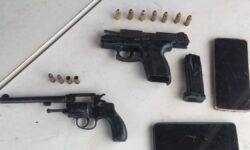 Mulher é morta a tiros em bar de Araguari; suspeitos morrem após confronto com a Polícia Militar em Uberlândia Mulher é morta a tiros em bar de Araguari; suspeitos morrem após confronto com a Polícia Militar em Uberlândia