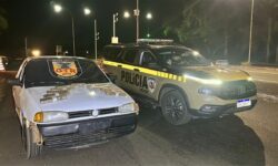 Motorista tenta fugir da Polícia Rodoviária, perde controle do veículo e é preso com 11 barras de maconha em Uberlândia Motorista tenta fugir da Polícia Rodoviária, perde controle do veículo e é preso com 11 barras de maconha em Uberlândia