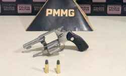 Homem é preso por posse ilegal de arma de fogo durante abordagem da Polícia Militar em Araguari Homem é preso por posse ilegal de arma de fogo durante abordagem da Polícia Militar em Araguari