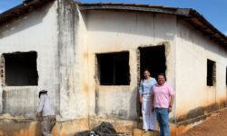 Prefeito Wisner Araújo acompanha início da reforma da 12ª residência do programa Minha Nova Casa em Corumbaíba Prefeito Wisner Araújo acompanha início da reforma da 12ª residência do programa Minha Nova Casa em Corumbaíba