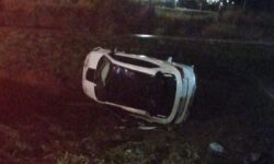 Capotamento na MGC-497 deixa adolescente ferida em Uberlândia Capotamento na MGC-497 deixa adolescente ferida em Uberlândia