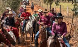 Cavalgada da Custódia reúne cavaleiros, comitivas e famílias em dia de tradição e confraternização Cavalgada da Custódia reúne cavaleiros, comitivas e famílias em dia de tradição e confraternização