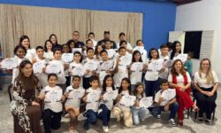 Primeira-dama Lara Rodrigues participa da formatura dos alunos do Samuzinho em Corumbaíba