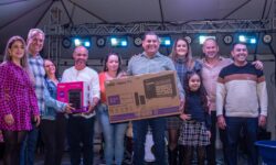 14ª Festa dos Trabalhadores reúne centenas de pessoas e sorteia brindes em Ouvidor 14ª Festa dos Trabalhadores reúne centenas de pessoas e sorteia brindes em Ouvidor