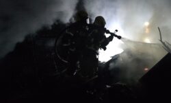 Incêndio de grandes proporções atinge ferro-velho clandestino às margens da MGC-497, em Uberlândia Incêndio de grandes proporções atinge ferro-velho clandestino às margens da MGC-497, em Uberlândia