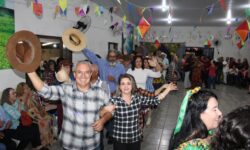 Arraiá dos idosos reúne comunidade e celebra tradições juninas em Ouvidor Arraiá dos idosos reúne comunidade e celebra tradições juninas em Ouvidor