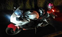 Motociclista e passageira se envolvem em acidente na MG-190, em Romaria; jovem fica ferida após atingir caminhão estacionado