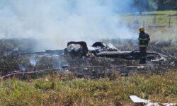 Piloto é resgatado por helicóptero do Corpo de Bombeiros após queda de avião de pequeno porte em Nerópolis