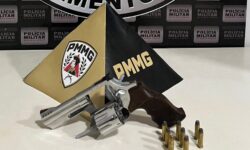 Homem é preso por suspeita de porte ilegal de arma durante abordagem policial, em Araguari Homem é preso por suspeita de porte ilegal de arma durante abordagem policial, em Araguari