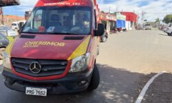 Motociclista fica ferida após queda ao desviar de idoso em Catalão Motociclista fica ferida após queda ao desviar de idoso em Catalão