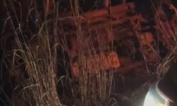 Caminhonete sai da pista e capota na GO-213, entre Caldas Novas e Ipameri; motorista é resgatado consciente após ficar preso às ferragens