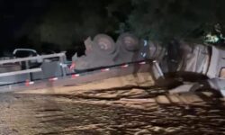Carreta carregada com milho tomba na GO-330 entre Catalão e Ipameri e provoca congestionamento nos dois sentidos Carreta carregada com milho tomba na GO-330 entre Catalão e Ipameri e provoca congestionamento nos dois sentidos