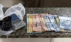 Homem é preso em flagrante por armazenar cocaína e balança de precisão em Pires do Rio