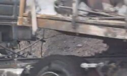 Carreta carregada com pisos pega fogo e provoca congestionamento na BR-050, em Uberlândia