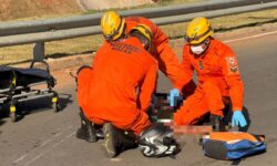 Motociclista fica ferido após perder controle e cair de moto em Catalão