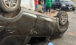 Passageira fica ferida após carro capotar em acidente no bairro Ipanema, em Catalão