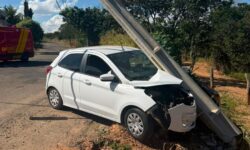 Motorista perde controle da direção e bate contra poste no Alto da Boa Vista 2, em Catalão Motorista perde controle da direção e bate contra poste no Alto da Boa Vista 2, em Catalão