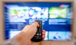 Mulher descobre que TV de 75 polegadas dada pelo namorado foi comprada com o próprio cartão em Uberaba; crime foi registrado como estelionato Mulher descobre que TV de 75 polegadas dada pelo namorado foi comprada com o próprio cartão em Uberaba; crime foi registrado como estelionato