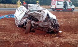 Três pessoas morrem após colisão frontal entre carro e caminhão na BR-452, em Rio Verde Três pessoas morrem após colisão frontal entre carro e caminhão na BR-452, em Rio Verde