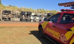 Carreta tomba em rotatória de acesso ao DIMIC, em Catalão