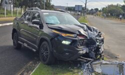 Motorista perde controle da direção, derruba postes e fica ferido em acidente na Avenida Alameda das Acácias, em Catalão Motorista perde controle da direção, derruba postes e fica ferido em acidente na Avenida Alameda das Acácias, em Catalão