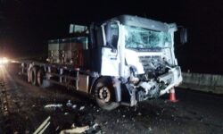 Colisão traseira entre caminhão e carreta deixa motorista preso às ferragens na BR-050, em Cumari Colisão traseira entre caminhão e carreta deixa motorista preso às ferragens na BR-050, em Cumari