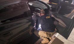 PRF recupera carro roubado e prende motorista por receptação na BR-050, em Catalão PRF recupera carro roubado e prende motorista por receptação na BR-050, em Catalão