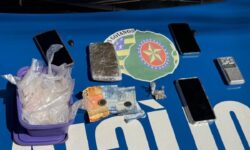 Polícia Militar apreende mais de 1,2 kg de drogas e conduz três suspeitos à delegacia no distrito de Santo Antônio do Rio Verde Polícia Militar apreende mais de 1,2 kg de drogas e conduz três suspeitos à delegacia no distrito de Santo Antônio do Rio Verde