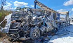 Motorista morre e passageira fica gravemente ferida em colisão entre caminhões na MGC-497, em Uberlândia Motorista morre e passageira fica gravemente ferida em colisão entre caminhões na MGC-497, em Uberlândia