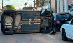 Motorista perde controle da direção, atinge carro estacionado e veículo tomba no Centro de Catalão Motorista perde controle da direção, atinge carro estacionado e veículo tomba no Centro de Catalão
