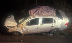 Carro capota na GO-210, próximo à ponte do São Marcos, e é encontrado sem ocupantes Carro capota na GO-210, próximo à ponte do São Marcos, e é encontrado sem ocupantes
