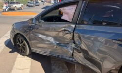 Motorista fica ferida após colisão entre dois carros no Centro de Catalão Motorista fica ferida após colisão entre dois carros no Centro de Catalão