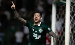 Após recusa por empréstimo, Grêmio negocia com o Goiás contratação definitiva de Diego Caito, eleito melhor lateral do Goianão 2026 Após recusa por empréstimo, Grêmio negocia com o Goiás contratação definitiva de Diego Caito, eleito melhor lateral do Goianão 2026