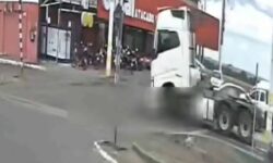 Câmera de segurança registra momento em que idosa é atropelada por veículo de grande porte em Catalão