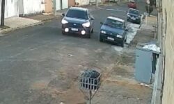 Homem é morto a tiros dentro de carro no bairro Brasil, em Uberlândia; VÌDEO