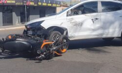 Homem fica ferido após colisão entre carro e moto na Avenida São João, em Catalão Homem fica ferido após colisão entre carro e moto na Avenida São João, em Catalão