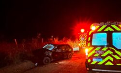 Colisão frontal entre dois carros deixa três pessoas feridas em estrada vicinal de Ouvidor