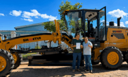 Corumbaíba recebe nova motoniveladora para reforçar manutenção de estradas e vias urbanas Corumbaíba recebe nova motoniveladora para reforçar manutenção de estradas e vias urbanas