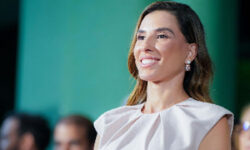 Primeira-dama de Goiás, Iara Vilela, participa da entrega de 895 cartões de programas sociais em Catalão nesta quarta-feira Primeira-dama de Goiás, Iara Vilela, participa da entrega de 895 cartões de programas sociais em Catalão nesta quarta-feira